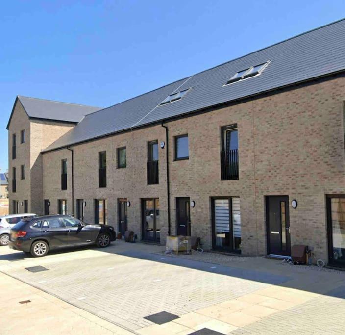 Modern 3 Bed Villa With Free Parking And Garden Close To City Center And Edinburgh Airport Extérieur photo