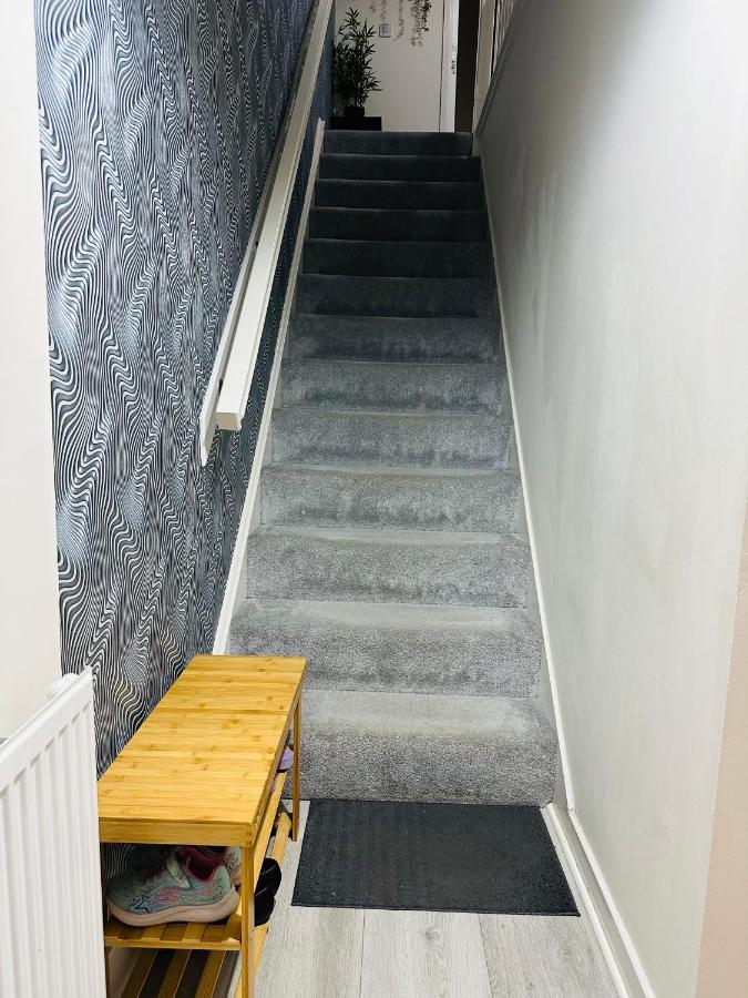 Modern 3 Bed Villa With Free Parking And Garden Close To City Center And Edinburgh Airport Extérieur photo