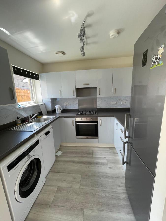 Modern 3 Bed Villa With Free Parking And Garden Close To City Center And Edinburgh Airport Extérieur photo